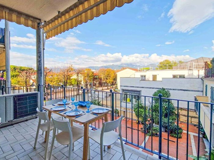 Appartamento quadrilocale in affitto in Piazza Guglielmo Marconi, Centro, Forte dei Marmi