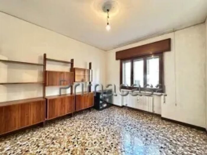 Appartamento con 6 locali in vendita in Via Andrea Costa, Venezia