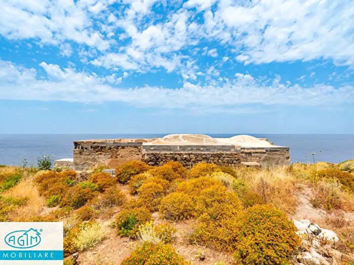 Casa con 8 locali in vendita in Contrada Kartibucale Snc, Pantelleria
