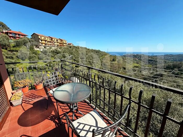 Appartamento bilocale in vendita in Via Giusti, Civezza