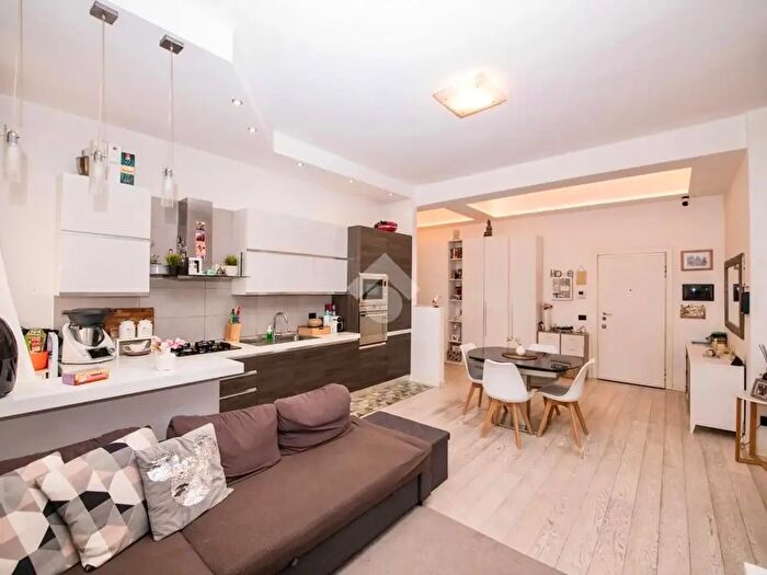 Appartamento trilocale in vendita in Via Andrea Costa, Milano