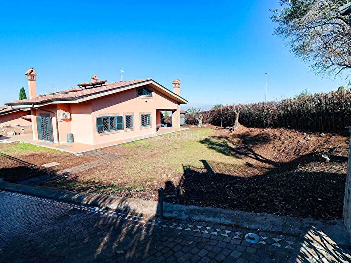 Casa con 8 locali in vendita in Via Enrico Fermi, Frascati
