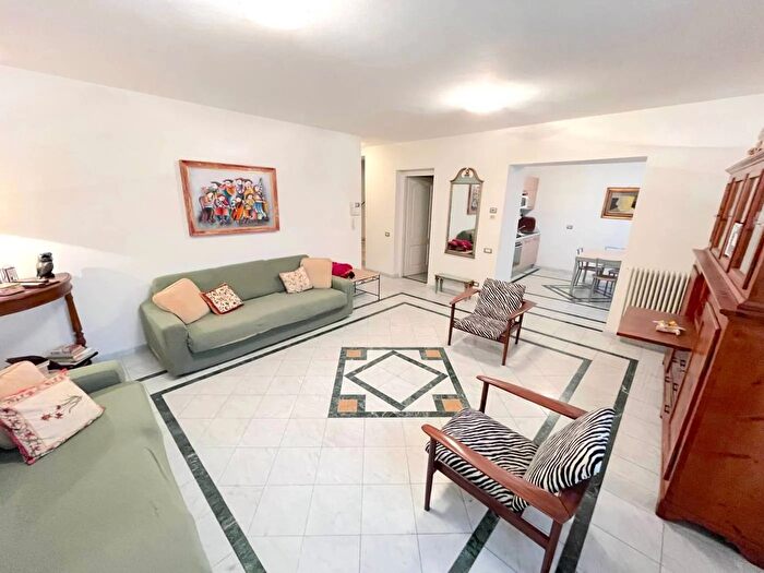 Appartamento con 5 locali in vendita in Via Paolina Bonaparte Viareggio, Viareggio
