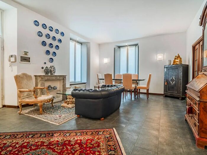 Appartamento con 5 locali in vendita in Via Santo Garovaglio, Como