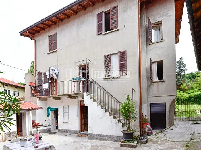 Appartamento quadrilocale in vendita in Vicolo Chiuso, Capiago Intimiano