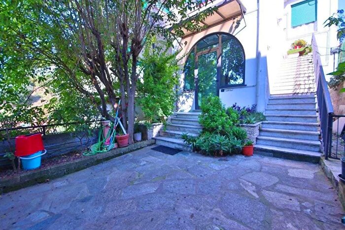 Appartamento con 7 locali in vendita in Salita Prino Superiore, Cogoleto