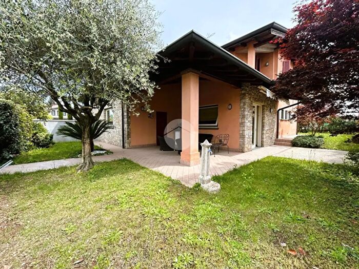 Casa quadrilocale in vendita in Via Reverberi, Rovato