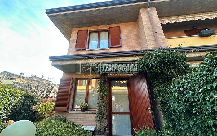 Casa trilocale in vendita in Via Sole delle Alpi, Lazzate