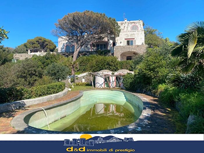 Casa con 13 locali in vendita in Forio, Lacco Ameno