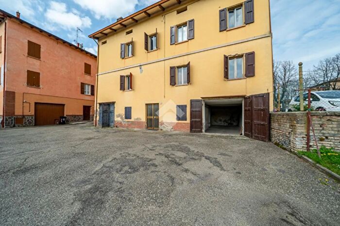 Casa con 8 locali in vendita in Via Taddei, Quattro Castella