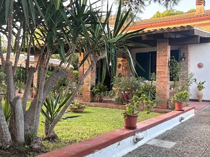 Casa con 7 locali in vendita in Siracusa
