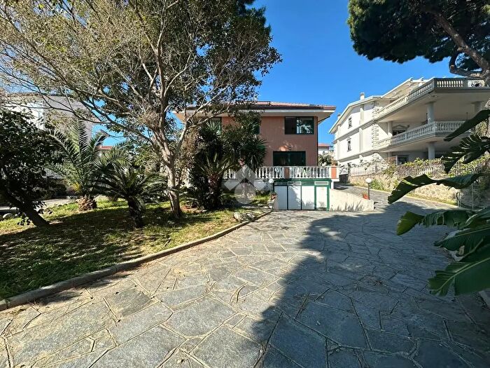Casa con 10 locali in vendita in Via Lungomare degli Achei, Roseto Capo Spulico
