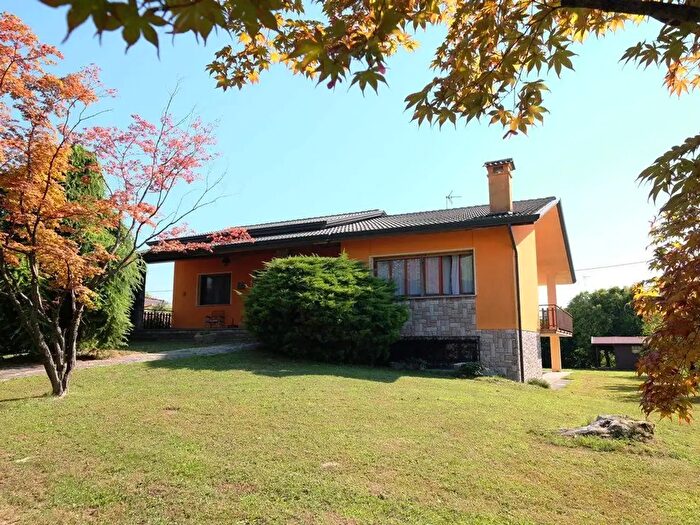 Casa con 10 locali in vendita in Zoppola