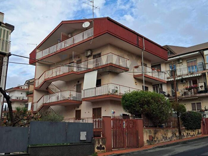 Appartamento con 6 locali in affitto in via ugo foscolo, SantAgata li Battiati