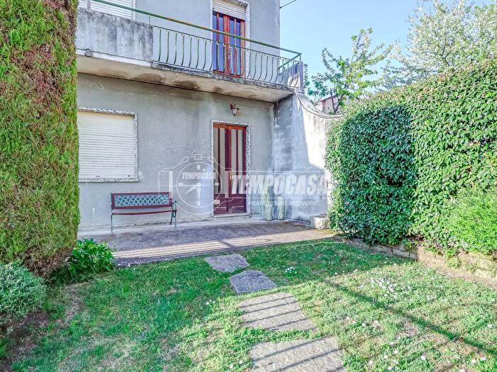 Casa trilocale in vendita in Via Coco Martinale, Borgomanero