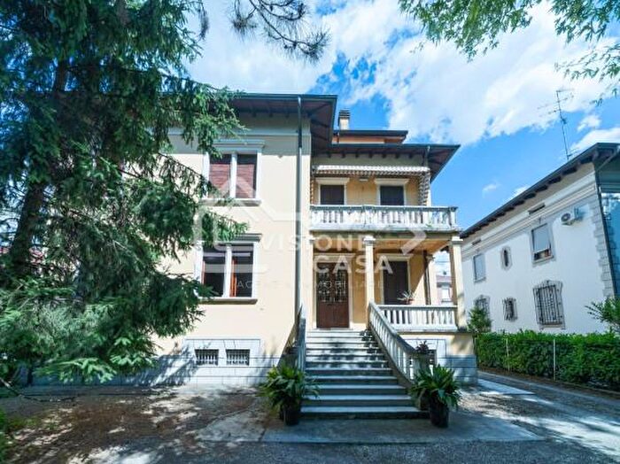 Appartamento con 5 locali in vendita in Via Guido Riccio Fogliani, Reggio Emilia