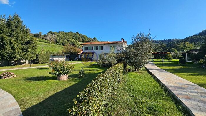 Casa con 10 locali in vendita in Camaiore