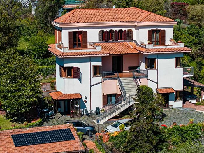Casa con 12 locali in vendita in Via Alcide De Gasperi, Viagrande