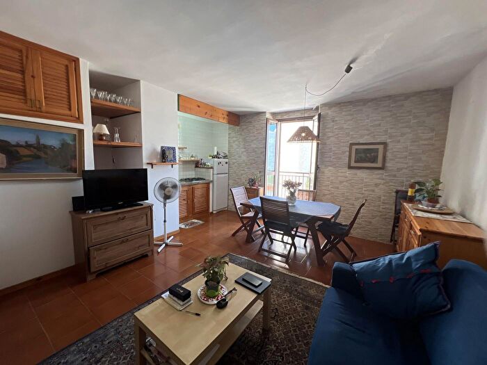 Casa con 6 locali in vendita in Via Tabarchini, Calasetta