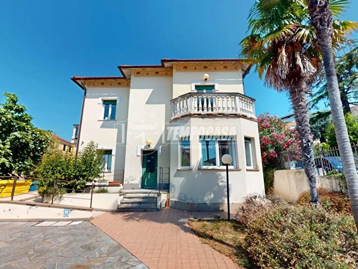 Casa con 8 locali in vendita in Via Sant'Ambrogio, Andora