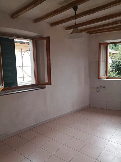 Casa con 9 locali in vendita in Pistoia