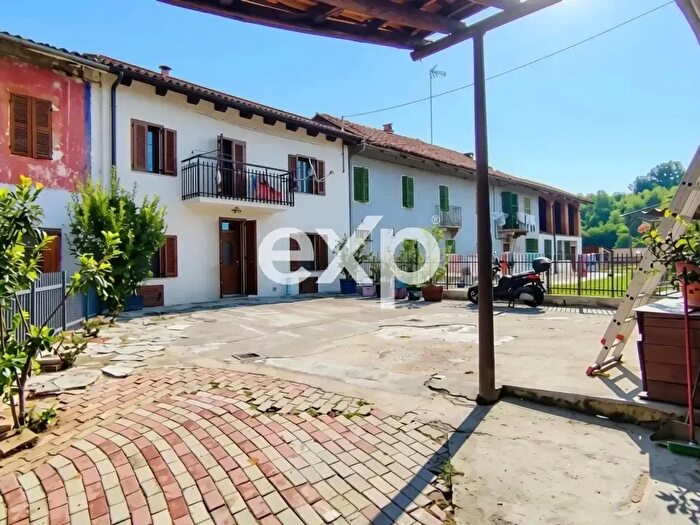 Casa con 9 locali in vendita in Via Montechiaro, Villa San Secondo