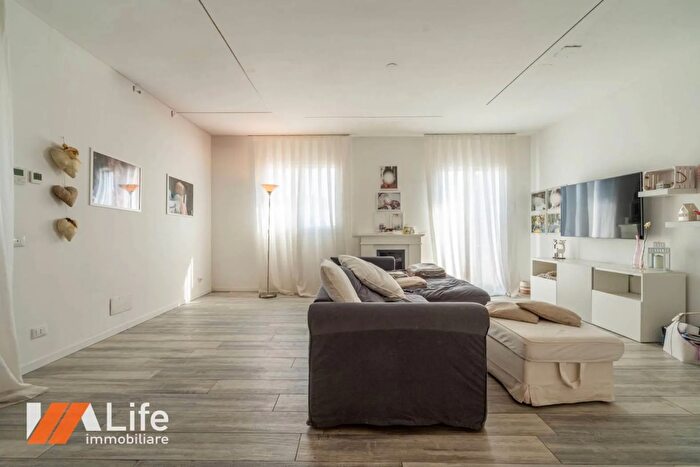 Appartamento con 6 locali in vendita in Viale Anconetta, Vicenza