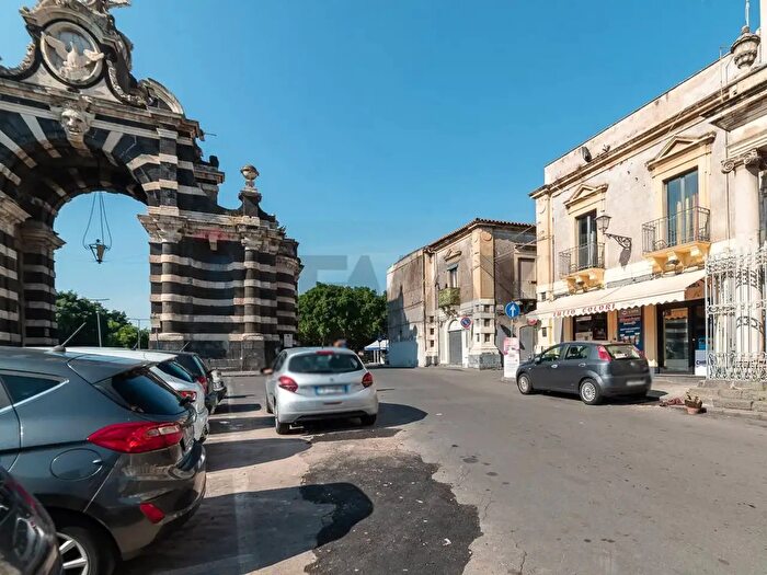 Appartamento con 6 locali in affitto in Via Benanti, Catania