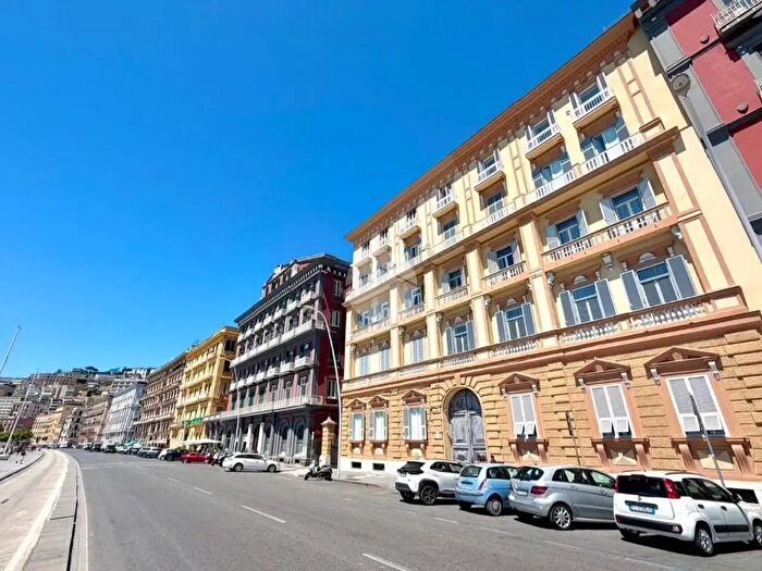 Appartamento con 6 locali in affitto in Via Francesco Caracciolo, Napoli