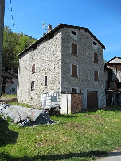 Casa con 10 locali in vendita in Piateda