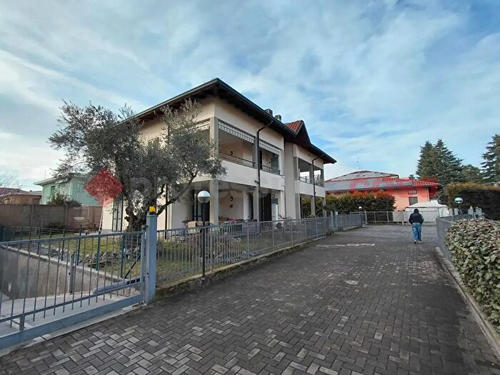 Appartamento trilocale in vendita in Via Asmara, Dairago