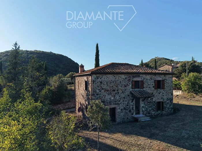 Casa con 9 locali in vendita in Murlo