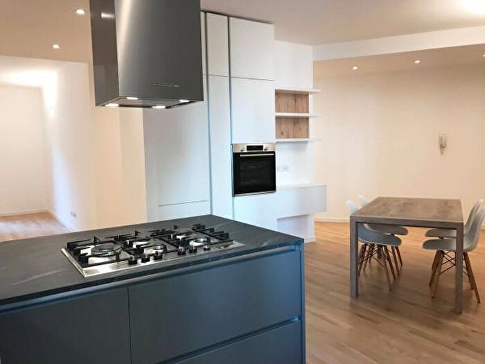 Appartamento trilocale in affitto in Via Piero della Francesca, Milano