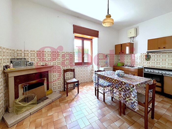 Casa con 6 locali in vendita in Via Procusi, Solopaca