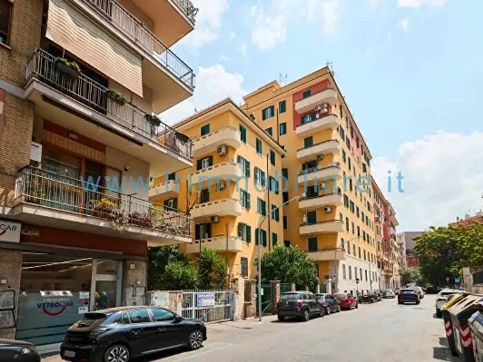 Appartamento trilocale in vendita in Via Caltagirone, Roma