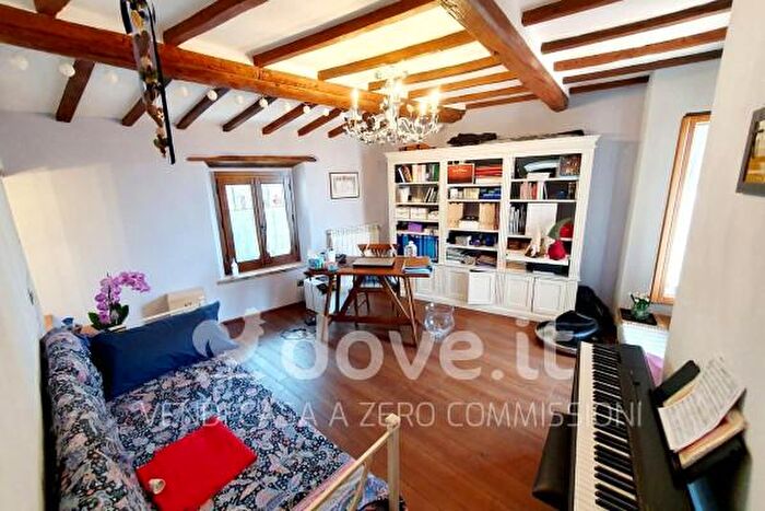 Casa con 6 locali in vendita in Via Roma Snc, Radicofani