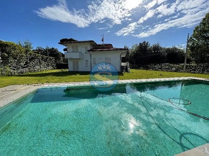 Casa con 8 locali in affitto in Pietrasanta