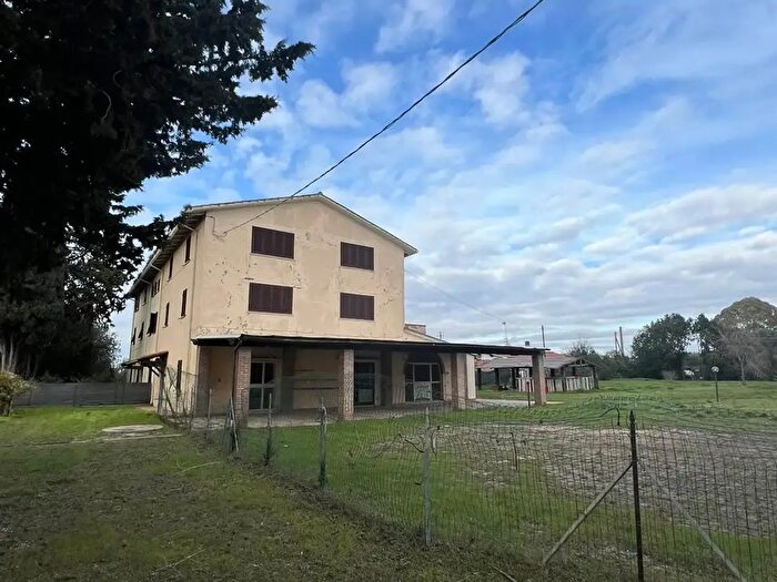 Casa con 10 locali in vendita in Cecina