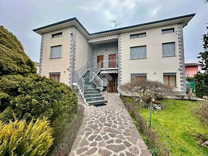 Casa con 8 locali in vendita in Via Roma, Ghisalba