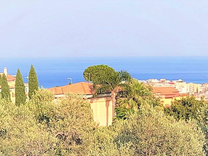 Casa con 6 locali in affitto in Viale Pietro Mancini, Soverato Marina, Soverato