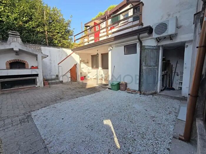 Casa con 6 locali in vendita in Via San Martino, Massa