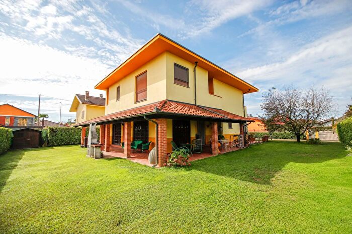 Casa con 10 locali in vendita in Via Domenico Bevilacqua, Montanaro