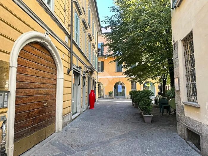 Appartamento quadrilocale in vendita in Via Albuzzi, Varese
