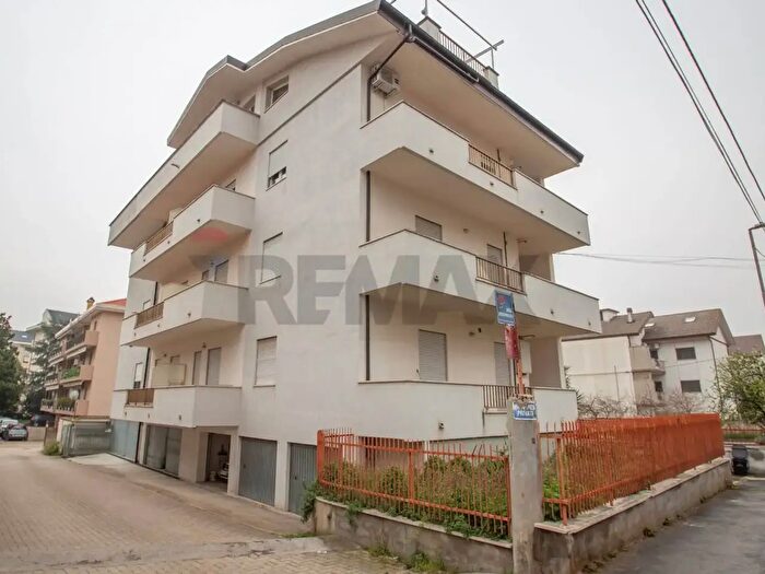 Appartamento quadrilocale in vendita in Via Sulmona, Chieti