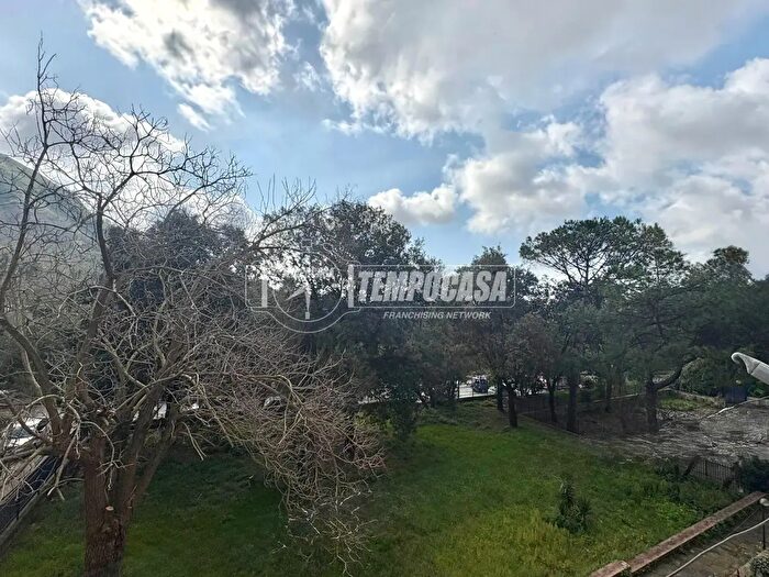 Appartamento trilocale in vendita in Via Vincenzo Ciardo, Napoli