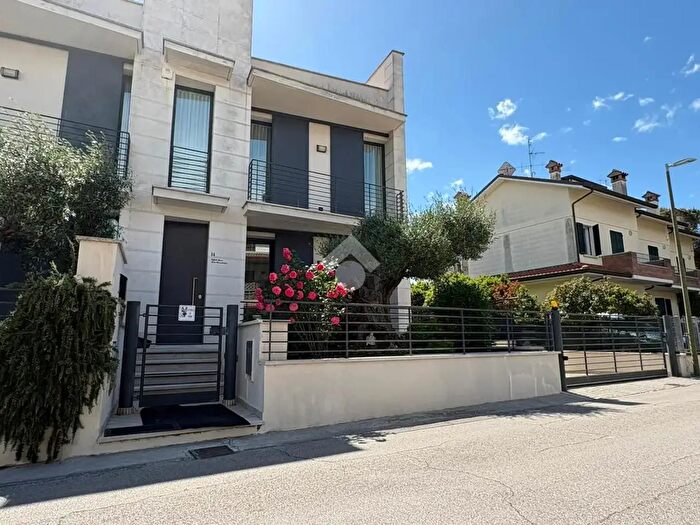 Casa con 5 locali in vendita in Via Capricorno, Cesenatico