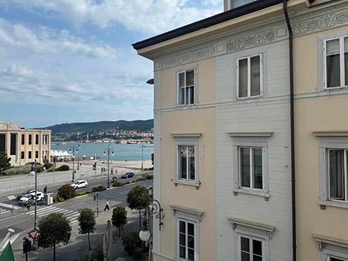 Appartamento quadrilocale in affitto in Via Felice Venezian, Città Vecchia, Trieste