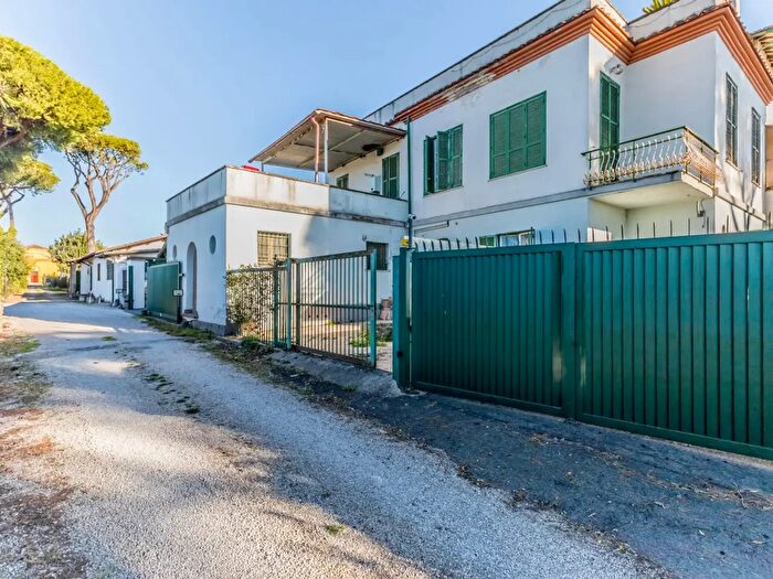 Appartamento trilocale in vendita in Via Tuscolana, Roma