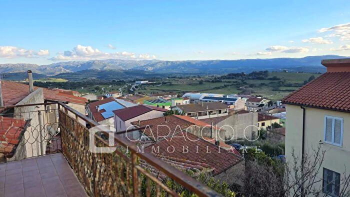Casa con 6 locali in vendita in Berchidda