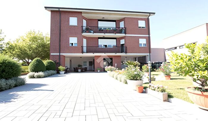 Casa con 8 locali in vendita in Via Luigi Einaudi, Alessandria